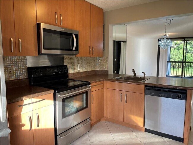 5701 Riverside Dr in Coral Springs, FL - Building Photo - Building Photo