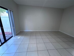 9336 W 33rd Ave in Hialeah Gardens, FL - Building Photo - Building Photo
