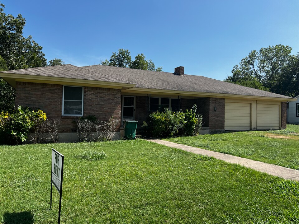 1002 Hackberry St in Clifton, TX - Building Photo