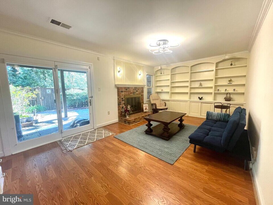 8526 Raglan Rd in Vienna, VA - Building Photo