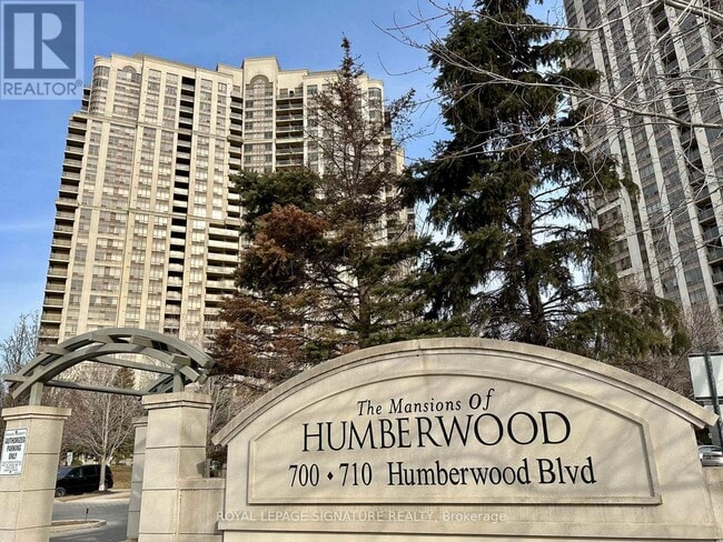 700 Humberwood Blvd in Toronto, ON - Building Photo - Building Photo