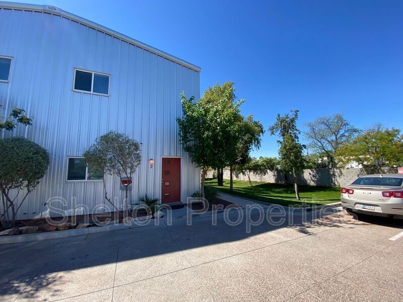 2121 W Hayward Ave in Phoenix, AZ - Building Photo