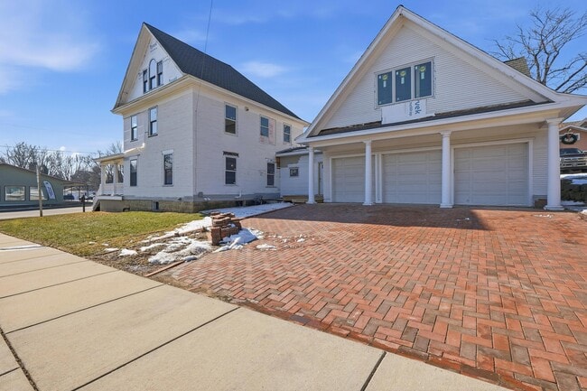 808 W Main St in Stoughton, WI - Building Photo - Building Photo