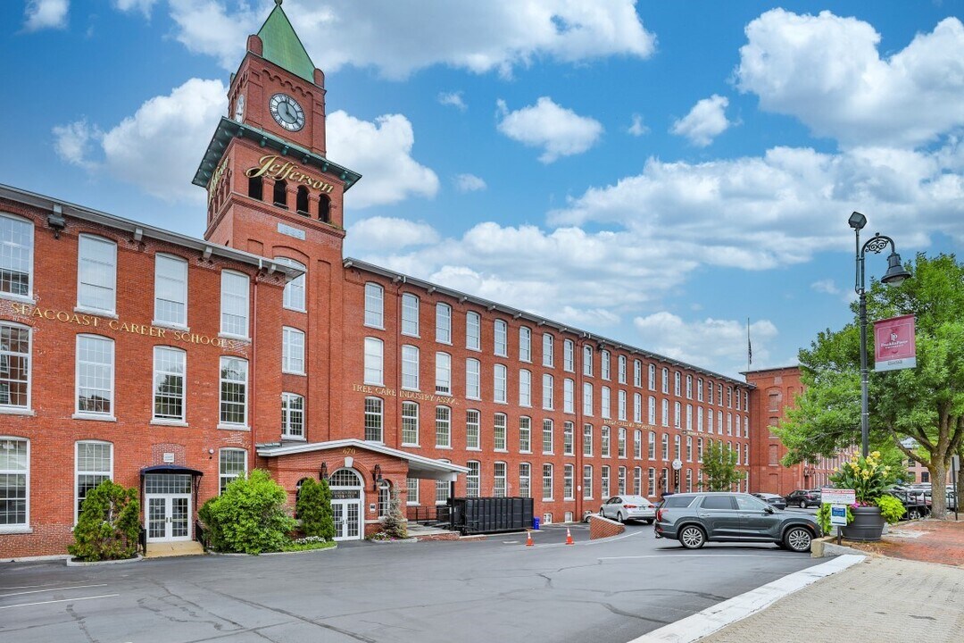 670 N Commercial St in Manchester, NH - Foto de edificio