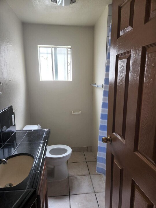 1200 W 36th St, Unit 5 bedroom in Los Angeles, CA - Building Photo