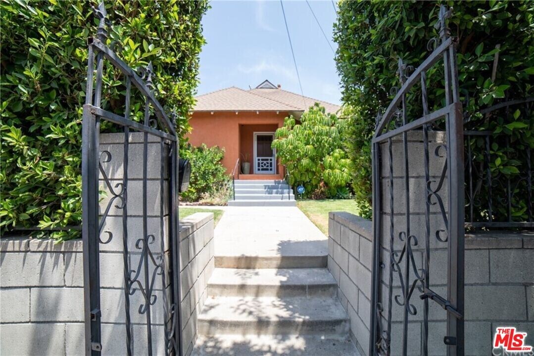 2118 N Thomas St in Los Angeles, CA - Building Photo