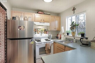 4167 SE Cesar E Chavez Blvd in Portland, OR - Foto de edificio - Building Photo