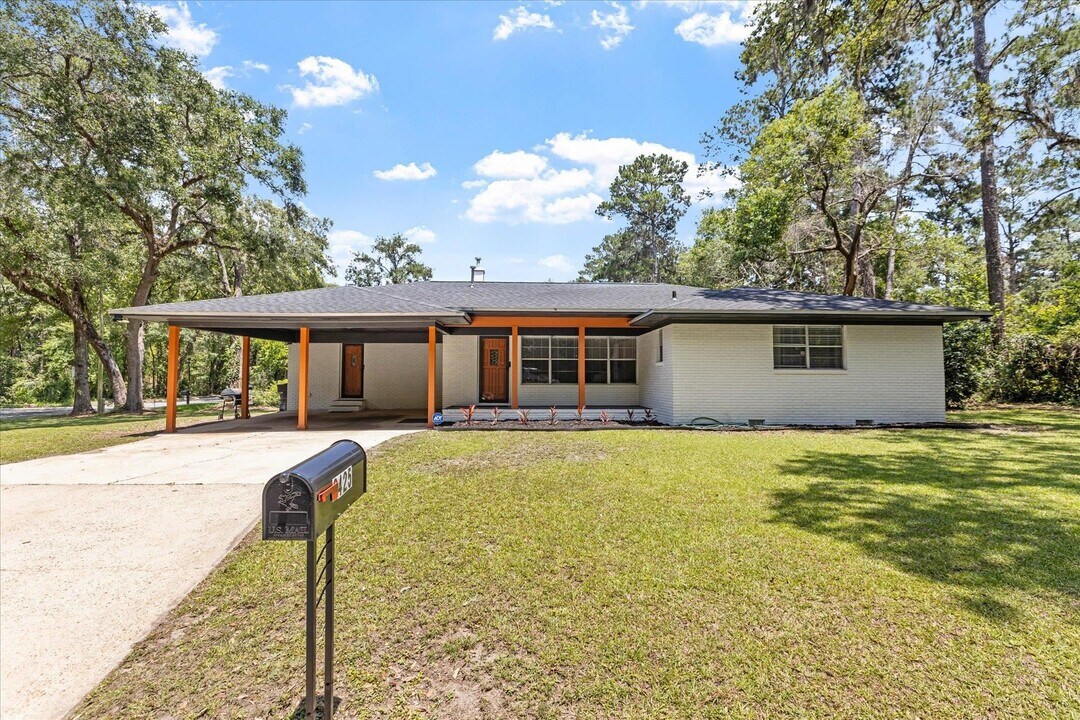 2425 Bruce Ln in Tallahassee, FL - Building Photo