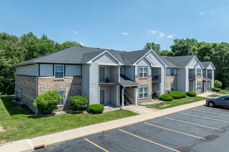 Spring Lake Apartments in Granger, IN - Foto de edificio - Building Photo