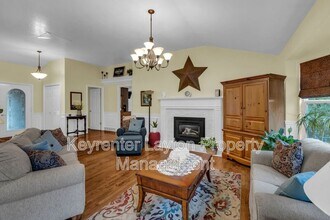 2335 Summerwood Dr in Layton, UT - Building Photo - Building Photo