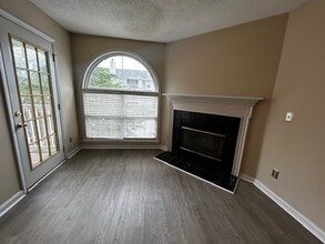 5012 Lawndale Dr, Unit 5012-F in Greensboro, NC - Foto de edificio - Building Photo