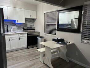 340 W Blue Heron Blvd in West Palm Beach, FL - Building Photo - Building Photo