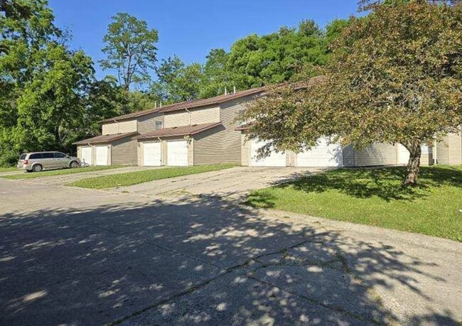 Canterbury Townhomes in Muncie, IN - Building Photo - Building Photo