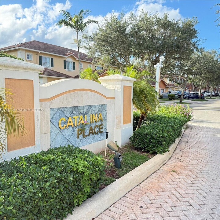 6482 Catalina Ln in Tamarac, FL - Building Photo