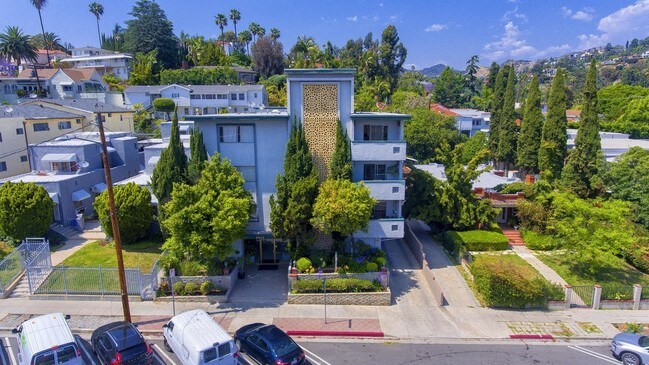 5935 Chula Vista Way in Los Angeles, CA - Foto de edificio - Building Photo