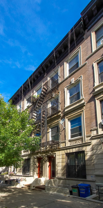 SRO in New York, NY - Foto de edificio