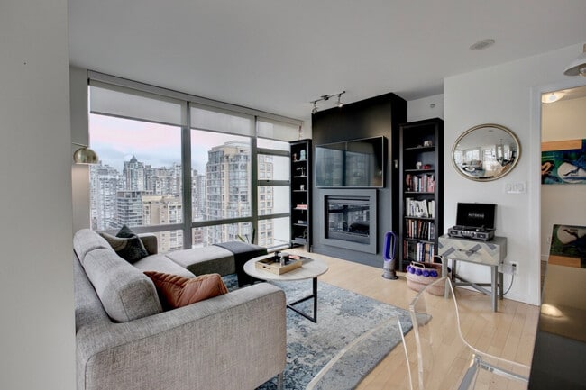 1225 Richards St in Vancouver, BC - Building Photo - Building Photo