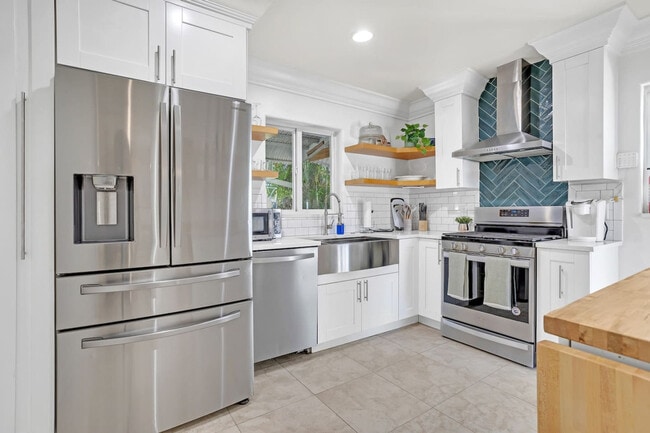 571 Lee Dr in Miami Springs, FL - Building Photo - Building Photo