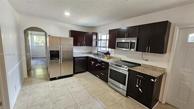 117 NW 11th Ave in Dania Beach, FL - Building Photo - Building Photo