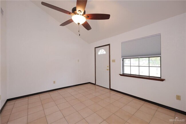 13 W Houston St in Rio Grande City, TX - Building Photo - Building Photo