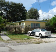 662-666 NE 83rd Ter in Miami, FL - Building Photo