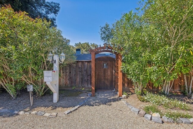 142 Patricia Dr in Atherton, CA - Building Photo - Building Photo