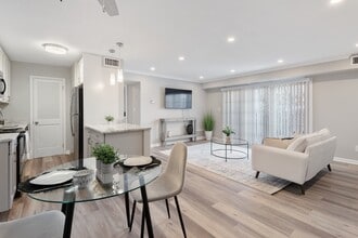 Renaissance Hills in Hauppauge, NY - Foto de edificio - Building Photo