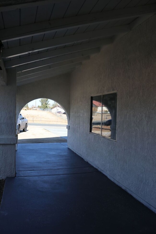 18351 Willow St in Hesperia, CA - Building Photo - Building Photo