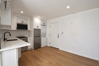 15049 Burbank Blvd, Unit 110 in Los Angeles, CA - Foto de edificio - Building Photo