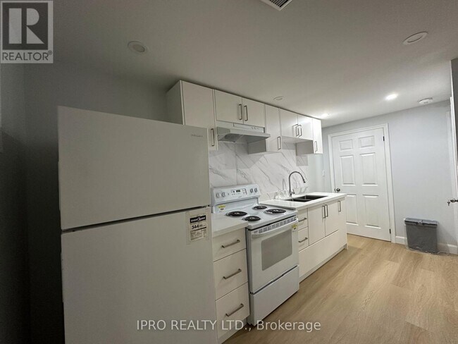 35 Shalom Crescent in Toronto, ON - Building Photo - Building Photo