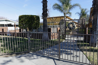 Lugo Courtyard in San Bernardino, CA - Foto de edificio - Building Photo