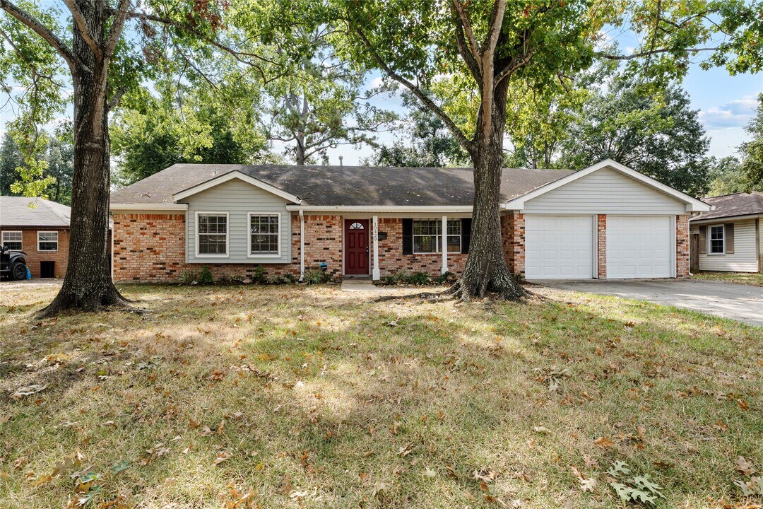 10429 Moorberry Ln in Houston, TX - Building Photo