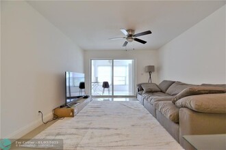 9273 SW 8th St in Boca Raton, FL - Foto de edificio - Building Photo