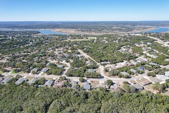 5507 Thunderbird St in Lago Vista, TX - Foto de edificio - Building Photo