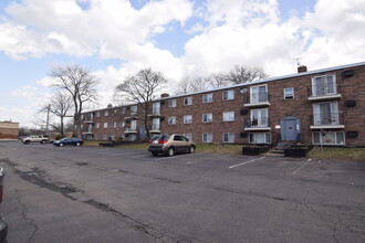 Euclid Emerald Apartments in Cleveland, OH - Foto de edificio - Building Photo