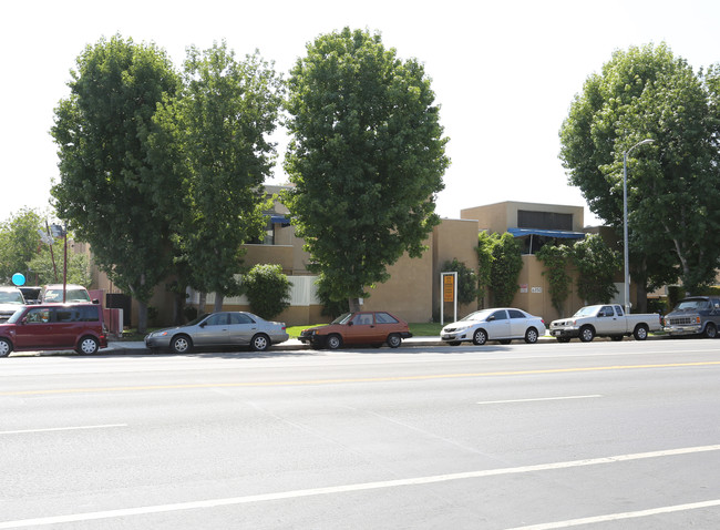 6350 Reseda Blvd in Reseda, CA - Building Photo - Building Photo