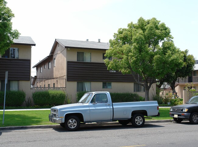 13109 Partridge St in Garden Grove, CA - Foto de edificio - Building Photo