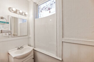 657 W King St, Unit Apt. 2 in York, PA - Foto de edificio - Building Photo