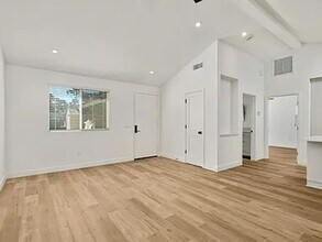 908 Daisy Ave in Carlsbad, CA - Foto de edificio - Building Photo