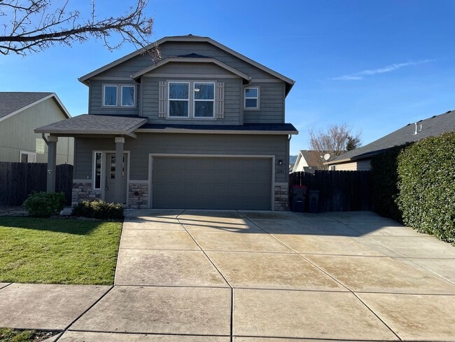 2283 Kingswood Dr in Medford, OR - Building Photo - Building Photo