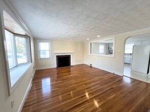 188 Lexington St in Newton, MA - Foto de edificio - Building Photo