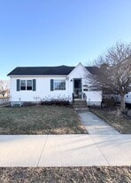 523 E 1st St in Sumner, IA - Building Photo