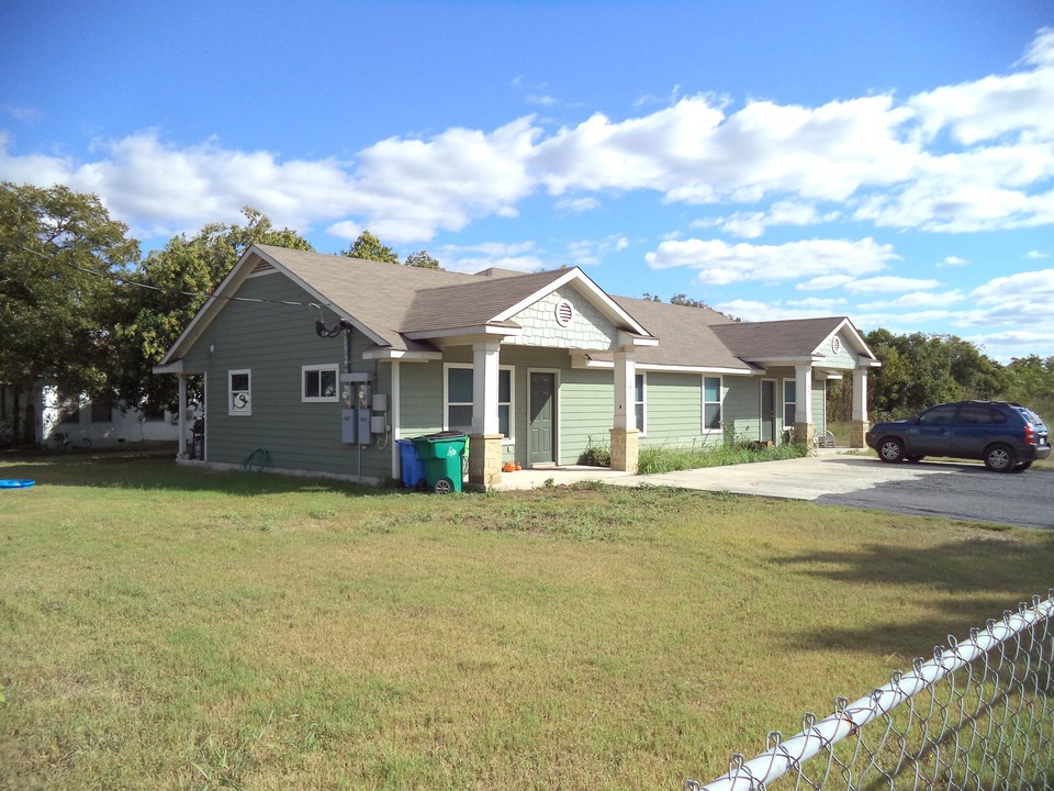 1229 Jefferson Ave in Seguin, TX - Building Photo