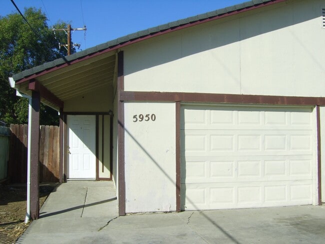 5950 Clover Manor Way in Sacramento, CA - Building Photo - Building Photo