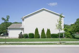 Country Place Apartments - Ottawa in Ottawa, IL - Building Photo - Building Photo