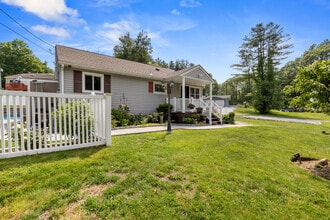 2 Blueberry Ln in Danbury, CT - Building Photo - Building Photo