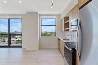 555 NE 8th St, Unit 0804 in Fort Lauderdale, FL - Building Photo - Building Photo