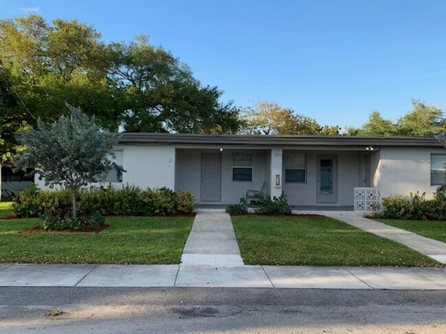 5814 Taylor St in Hollywood, FL - Building Photo - Building Photo
