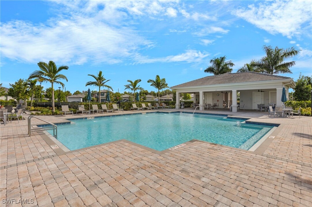 2147 Yellowfin Cir in Naples, FL - Foto de edificio