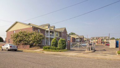 Riverbend Place in Memphis, TN - Foto de edificio - Building Photo